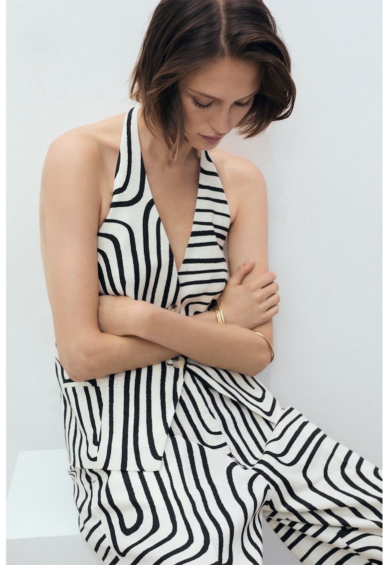 Vesta cu spatele gol si model