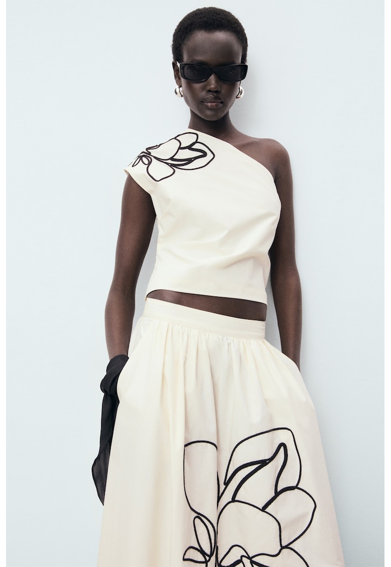 Bluza crop cu decolteu pe un umar si broderie