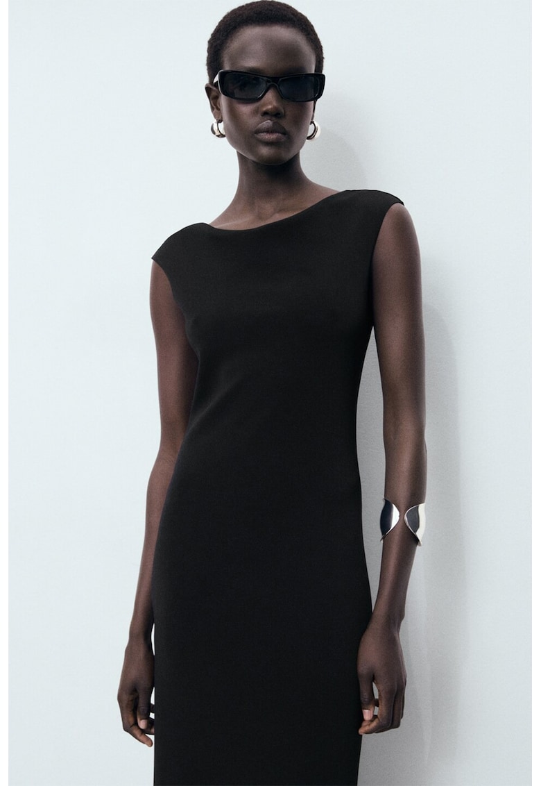 Rochie cu croiala dreapta si decupaj pe partea din spate