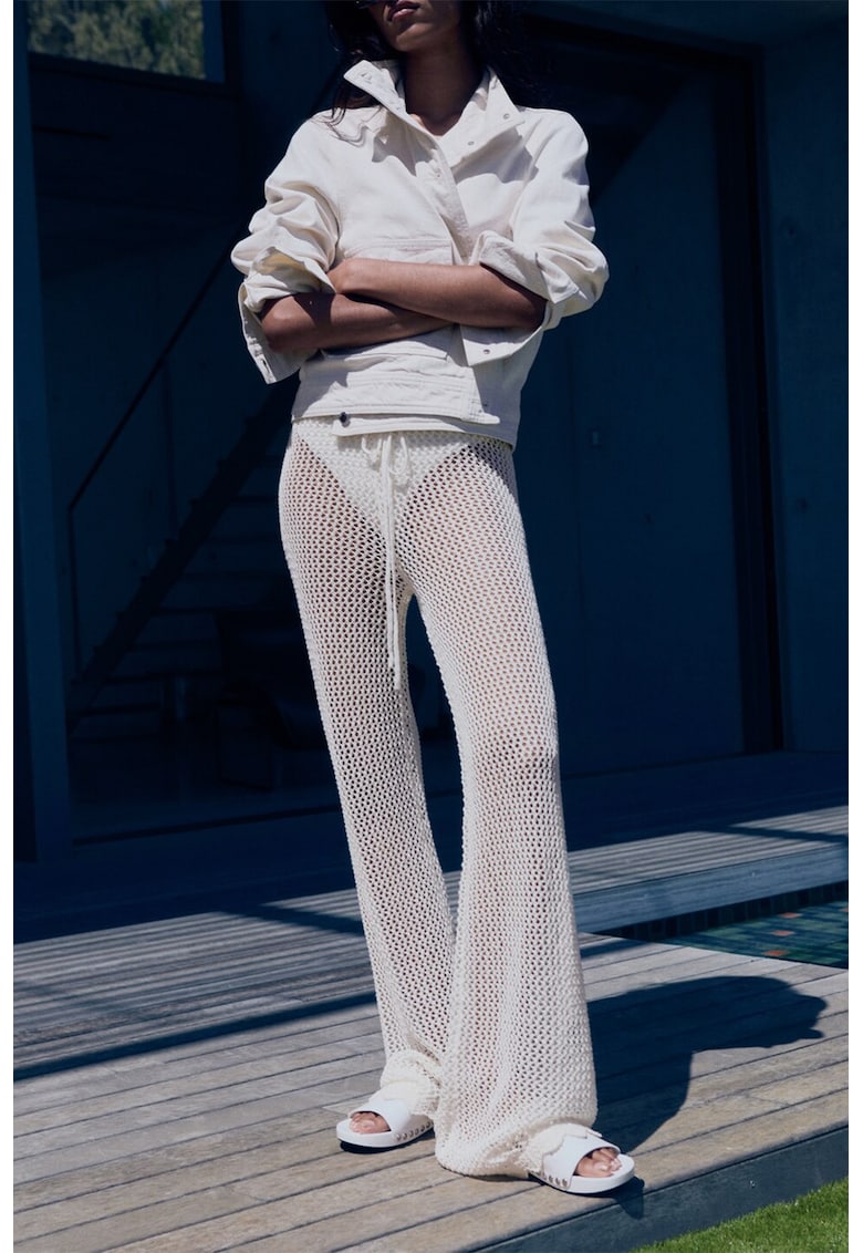 Pantaloni scurti cu talie inalta si model crosetat