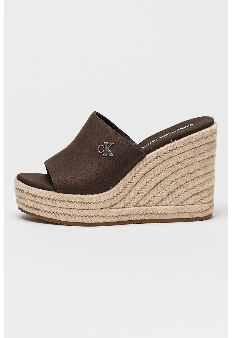 Sandale cu talpa wedge si monograma metalica - Maro inchis