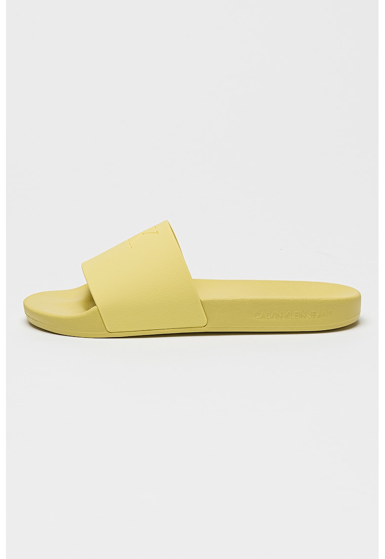 Papuci cu monograma in relief