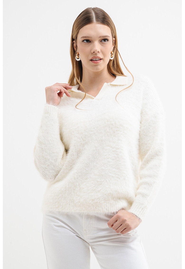 Pulover pufos cu guler clasic