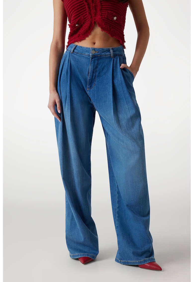 Blugi cu croiala ampla si pliuri
