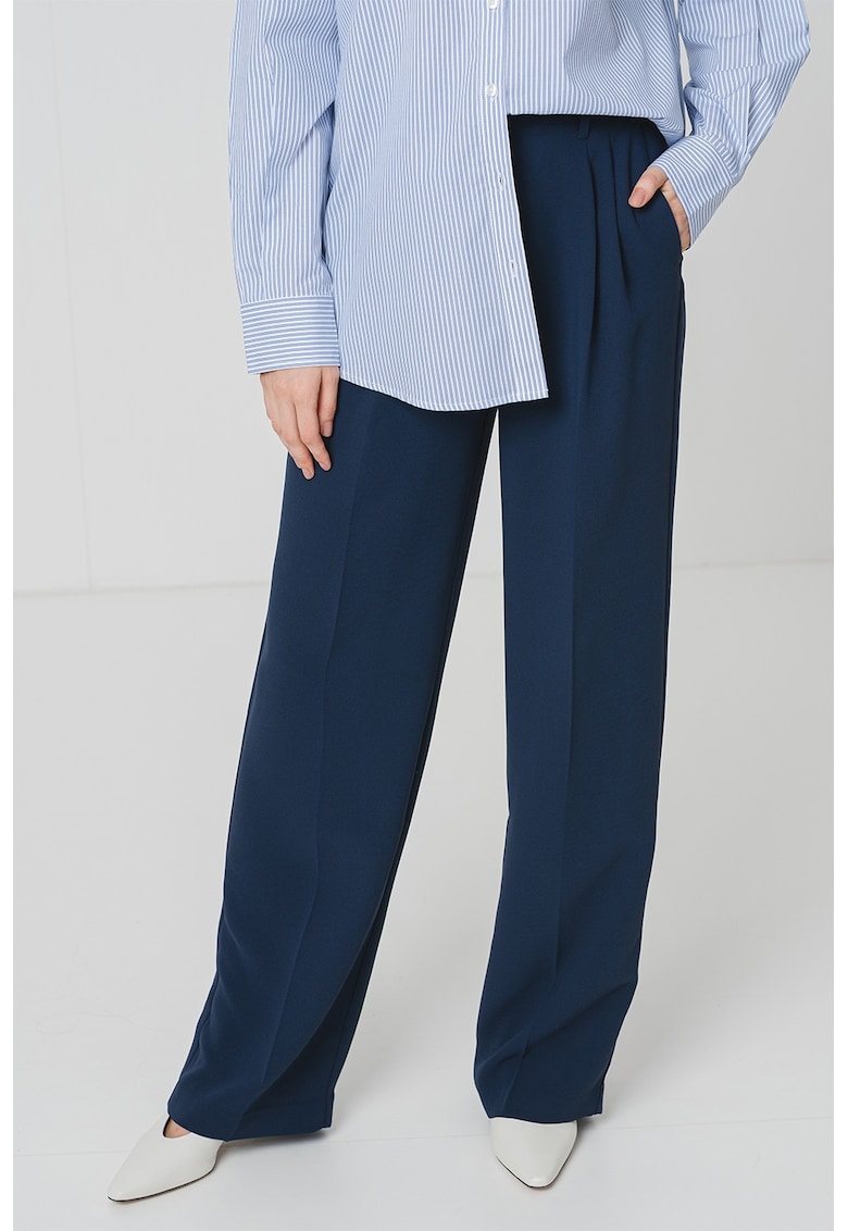 Pantaloni drepti cu pliuri inversate Pantaloni drepti cu pliuri inversate