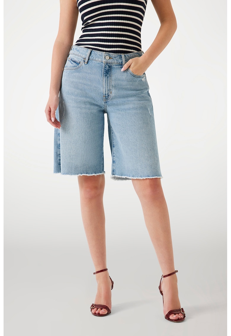 Bermude din denim cu terminatii franjurate