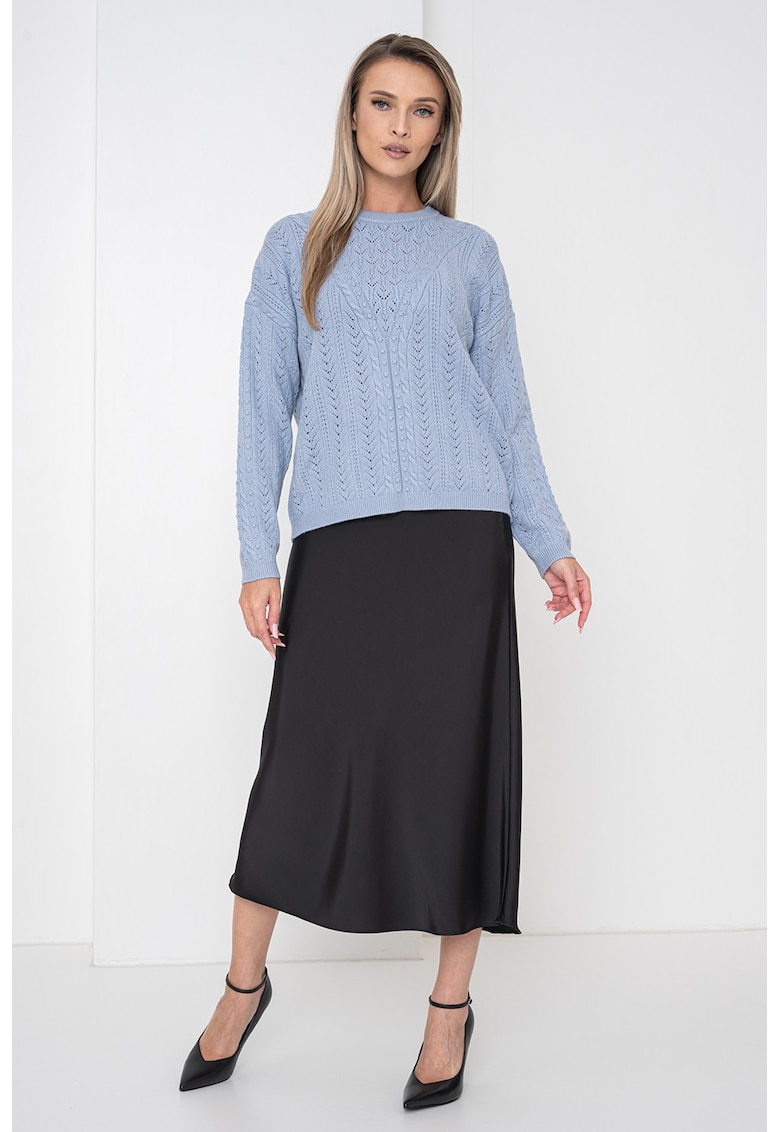 Pulover lejer cu model cu perforatii