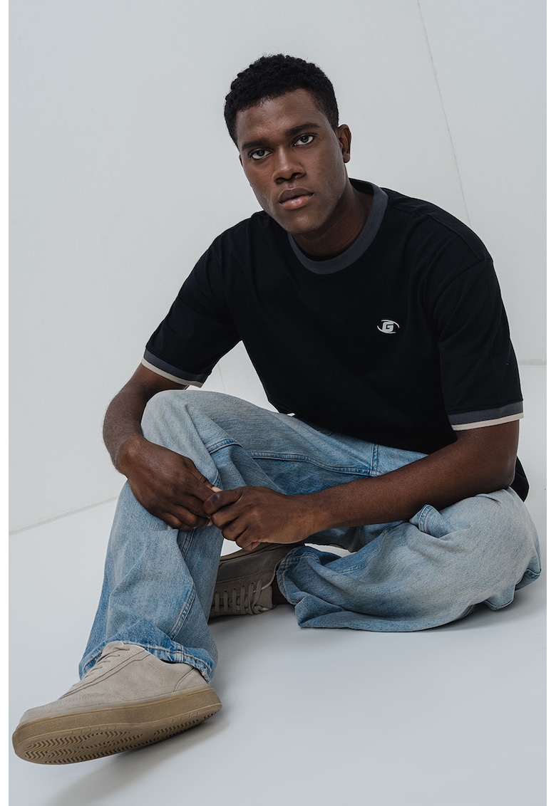 Tricou cu decolteu la baza gatului si garnituri contrastante