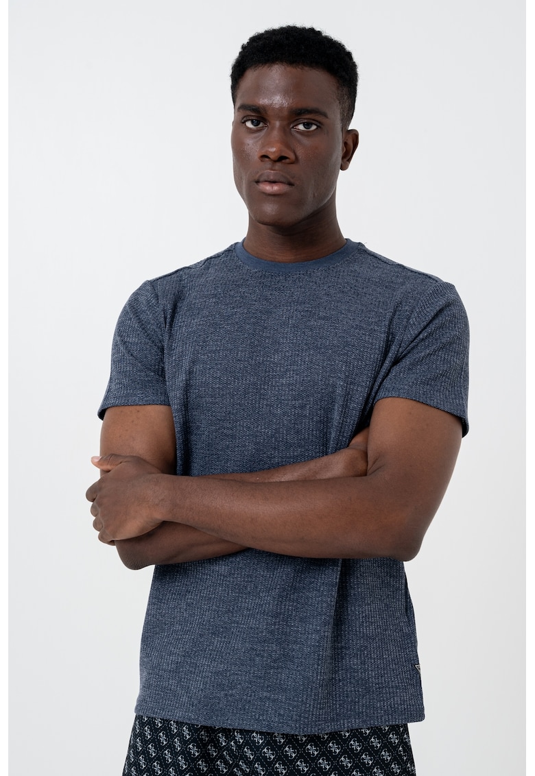 Tricou cu decolteu la baza gatului