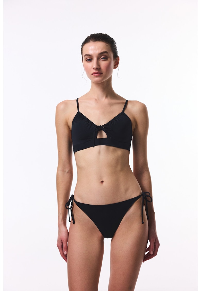 Sutien de baie cu decupaj Sutien de baie cu decupaj