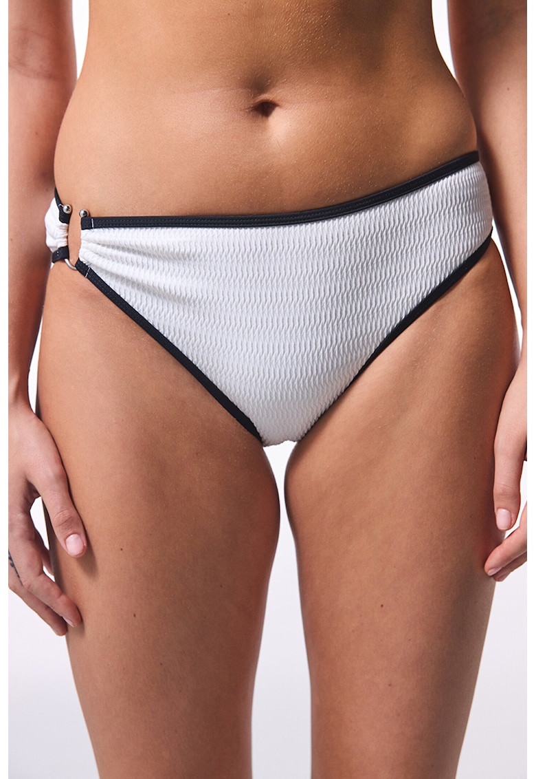 Slip cu detalii contrastante