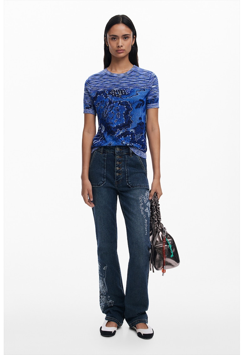 Tricou cu decolteu la baza gatului si model abstract