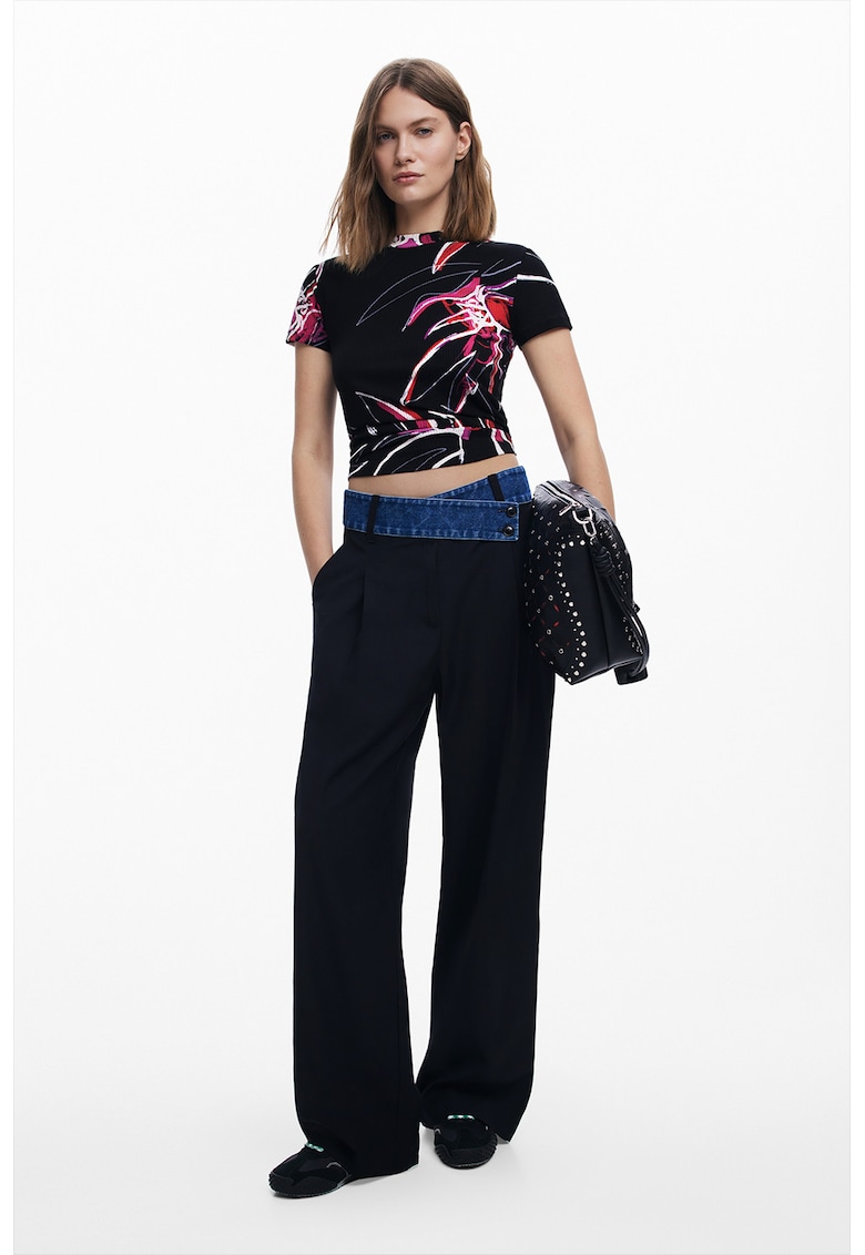 Tricou crop cu model abstract