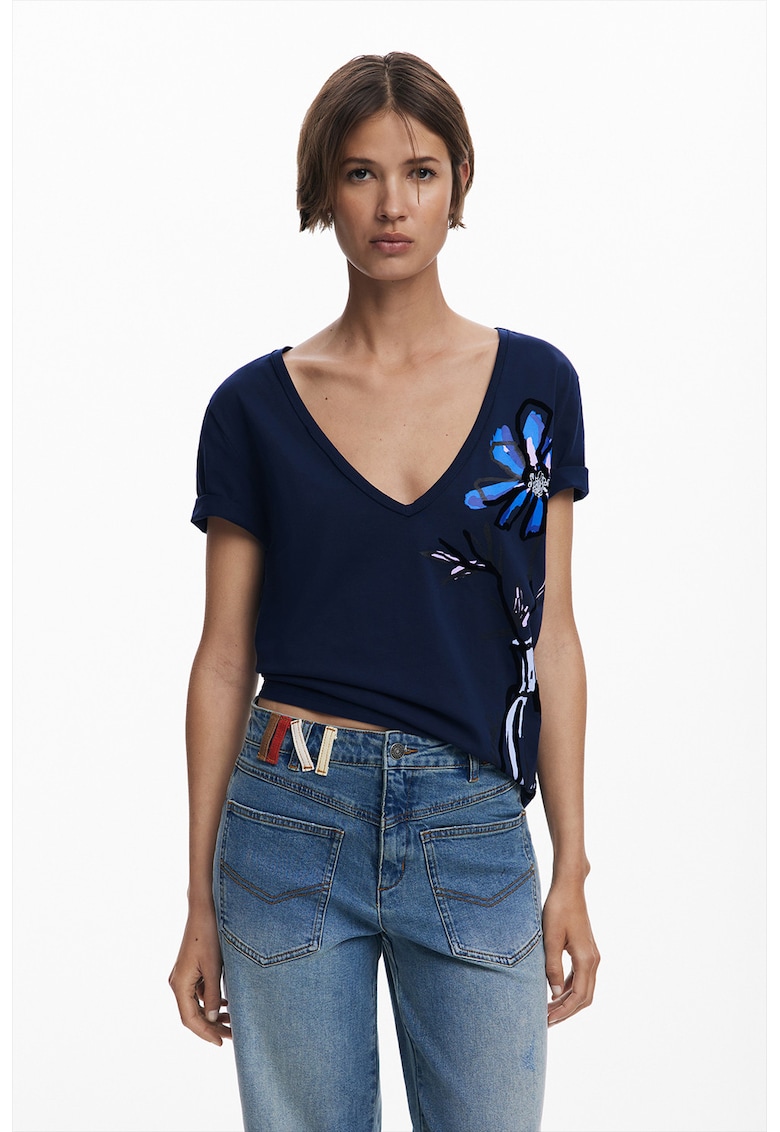 Tricou cu decolteu in V si imprimeu Tricou cu decolteu in V si imprimeu
