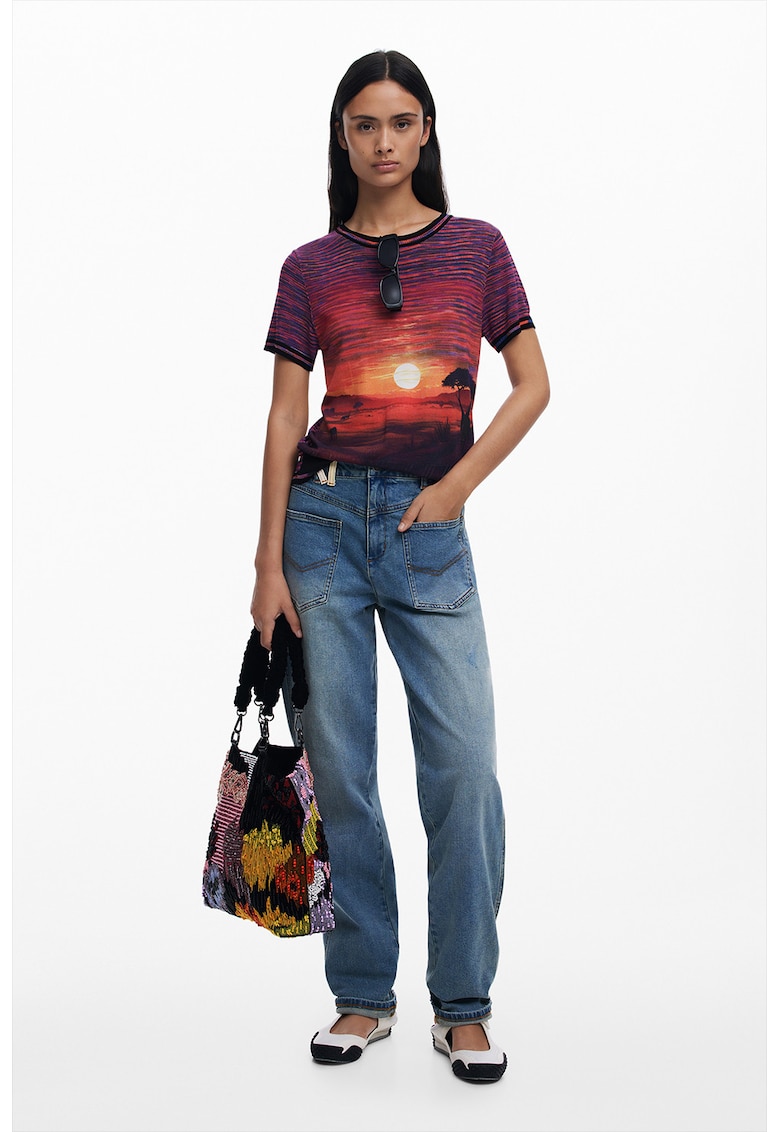 Tricou cu decolteu la baza gatului si model cu peisaj - Negru/Portocaliu/Violet