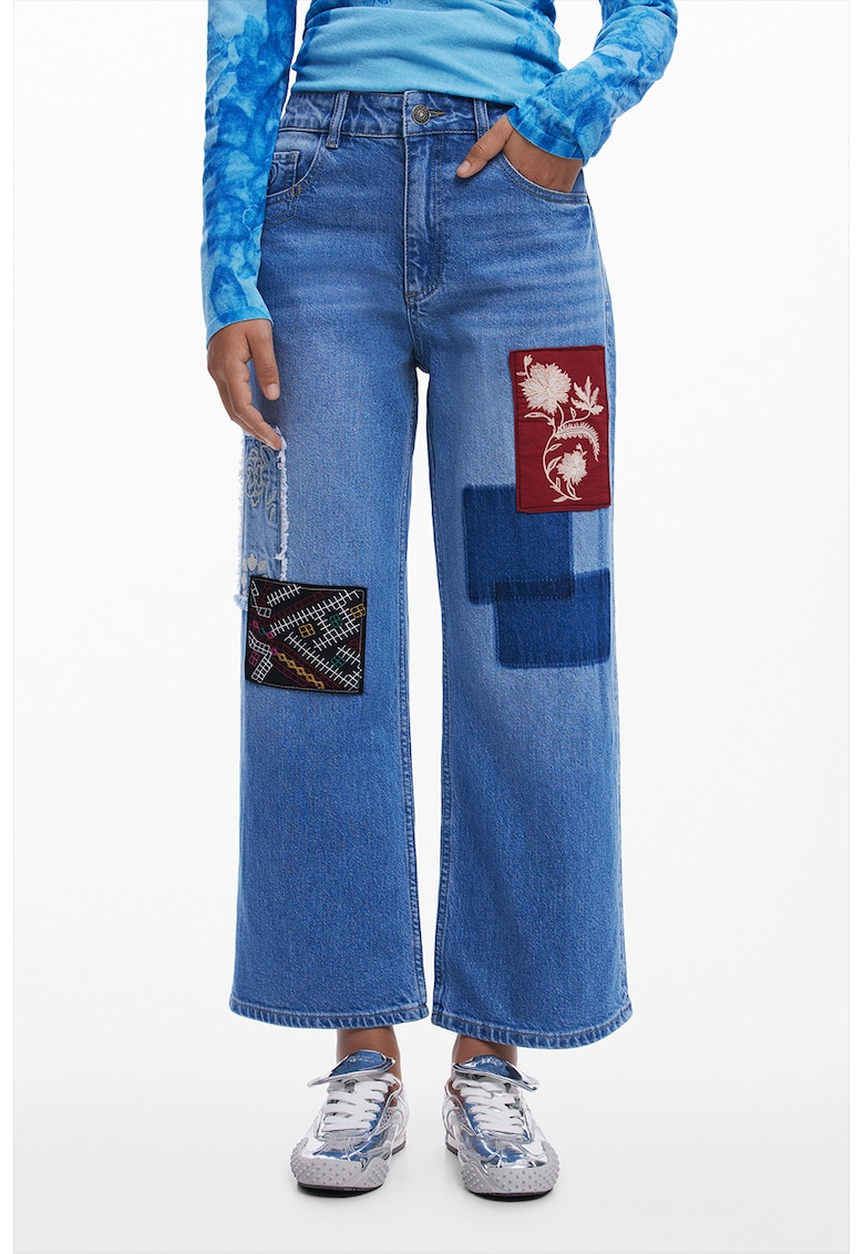 Blugi cu croiala ampla si aplicatii decorative