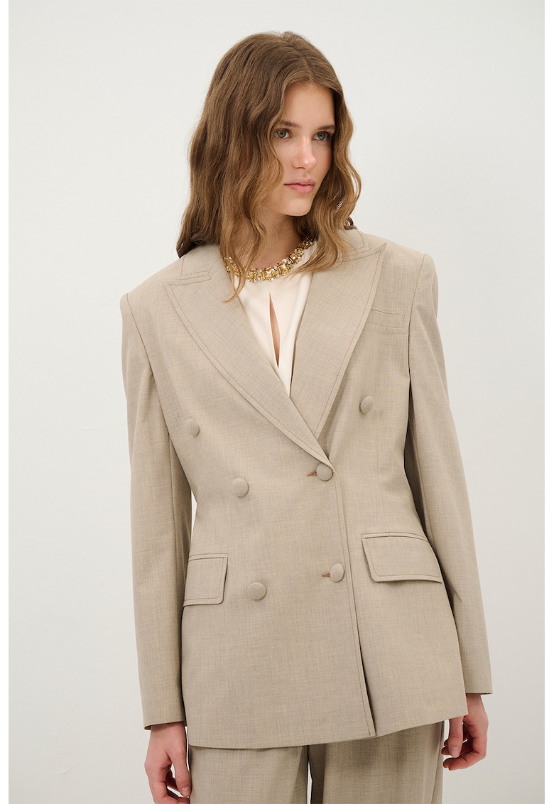 Sacou cu doua randuri de nasturi si revere decupate