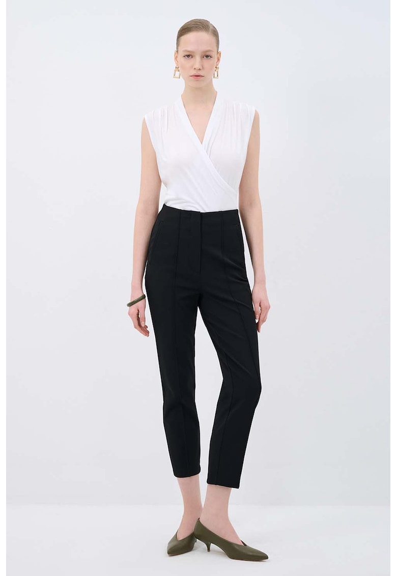 Pantaloni capri cu croiala conica Pantaloni capri cu croiala conica