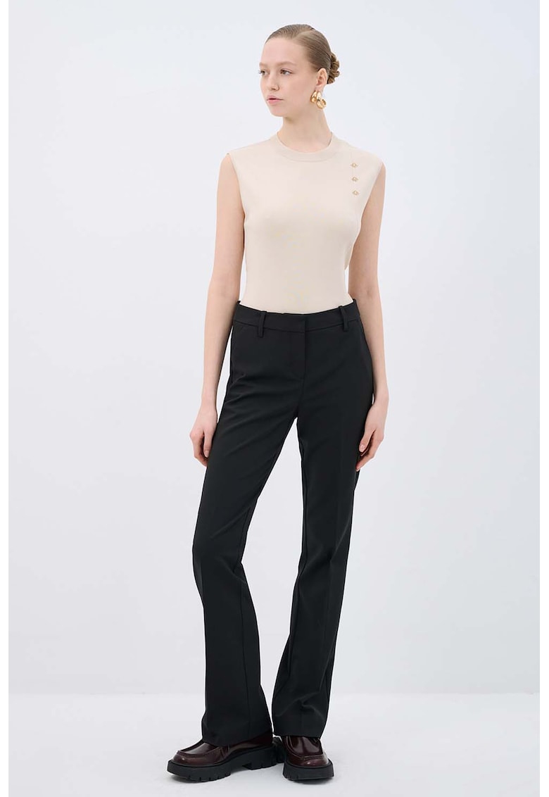 Pantaloni chino cu croiala evazata