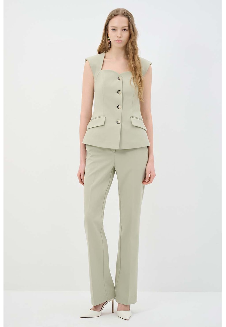 Pantaloni chino cu croiala evazata