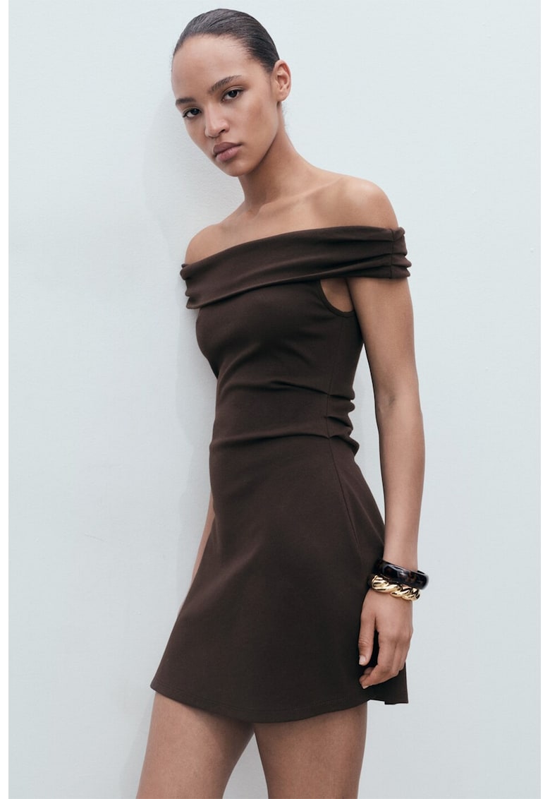 Rochie scurta cu decolteu pe umeri