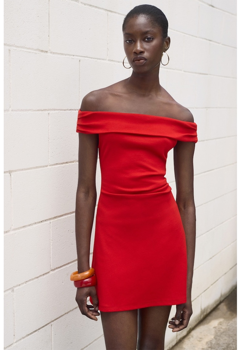 Rochie scurta cu decolteu pe umeri