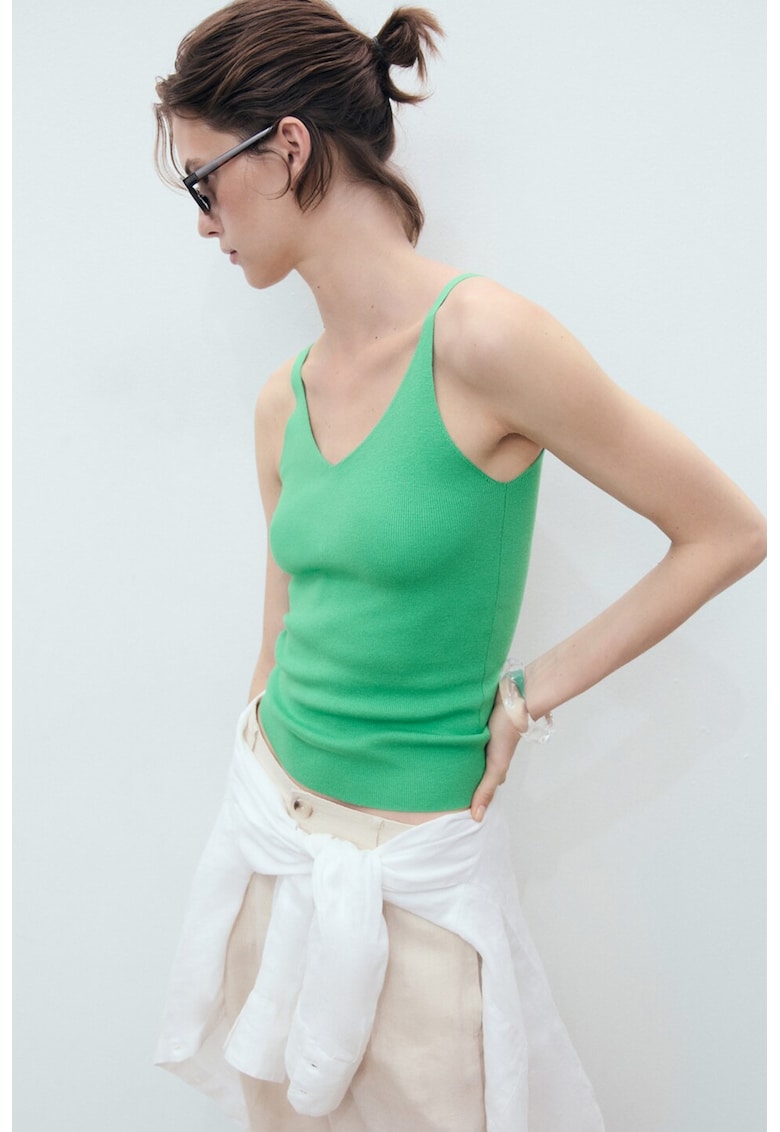 Top tricotat fin cu decolteu in V