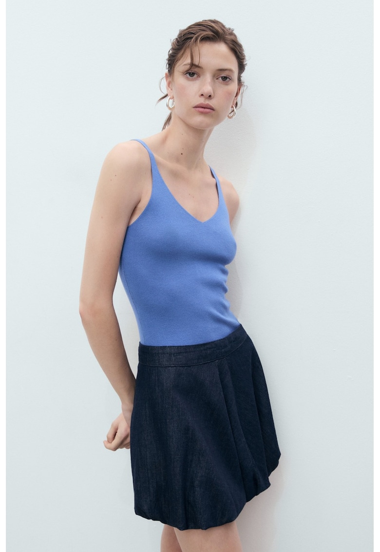 Top tricotat fin cu decolteu in V