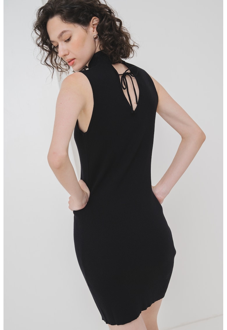 Rochie cambrata cu guler turtleneck