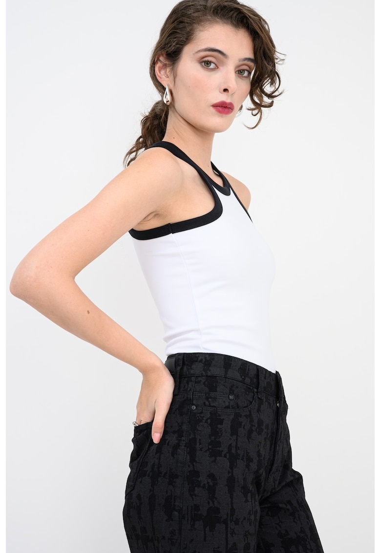 Top cu decupaj pe partea din spate si garnitura contrastanta