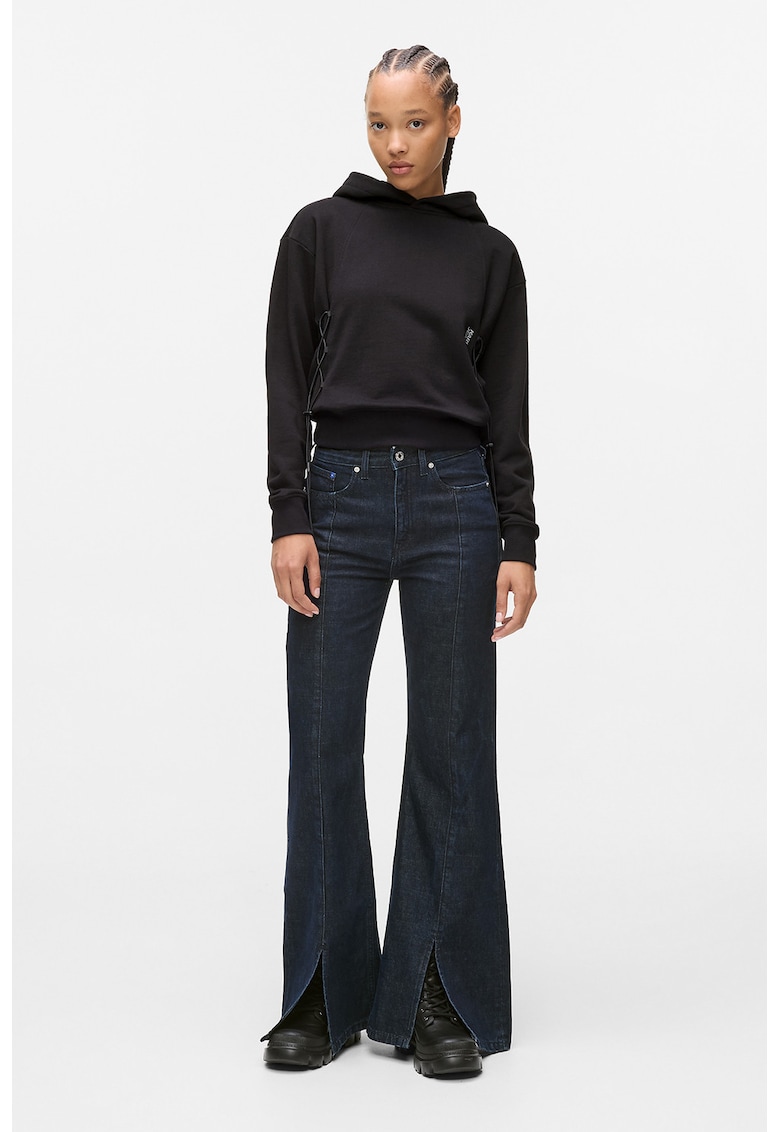 Blugi cu croiala ampla si terminatii cu slit