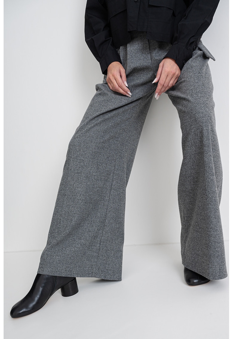 Pantaloni cu croiala ampla si model uni