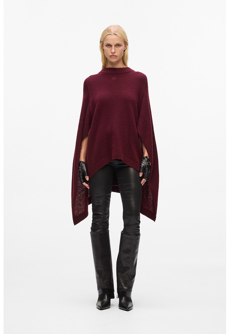 Poncho tricotat din lana cu decolteu la baza gatului