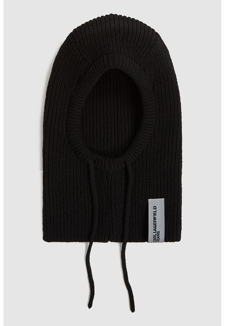 Caciula tip cagula cu striatii si snur ajustabil