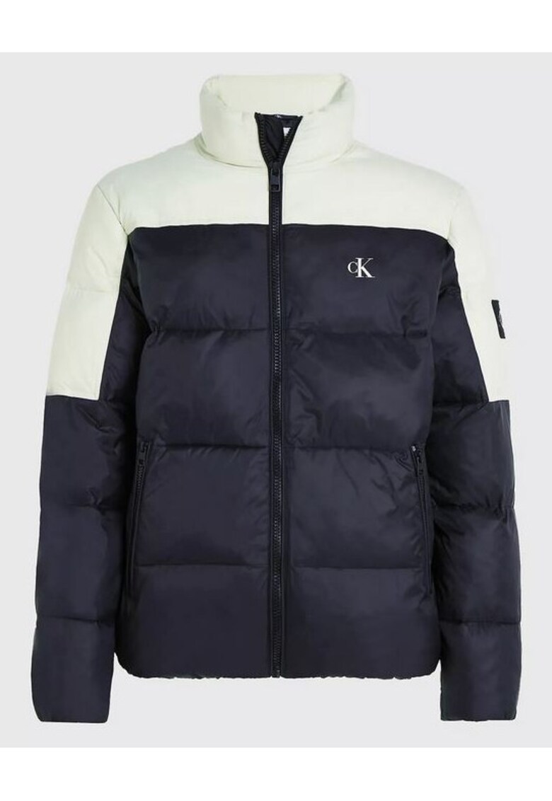 Geaca matlasata cu buzunare cu fermoar