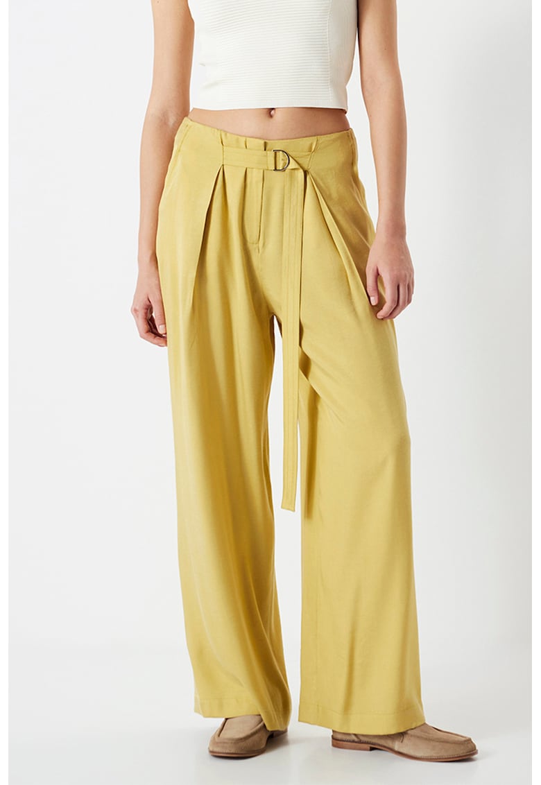 Pantaloni cu croiala ampla si o curea
