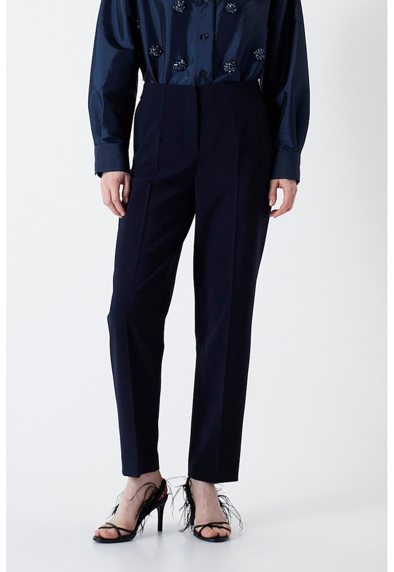 Pantaloni cu pense si talie medie