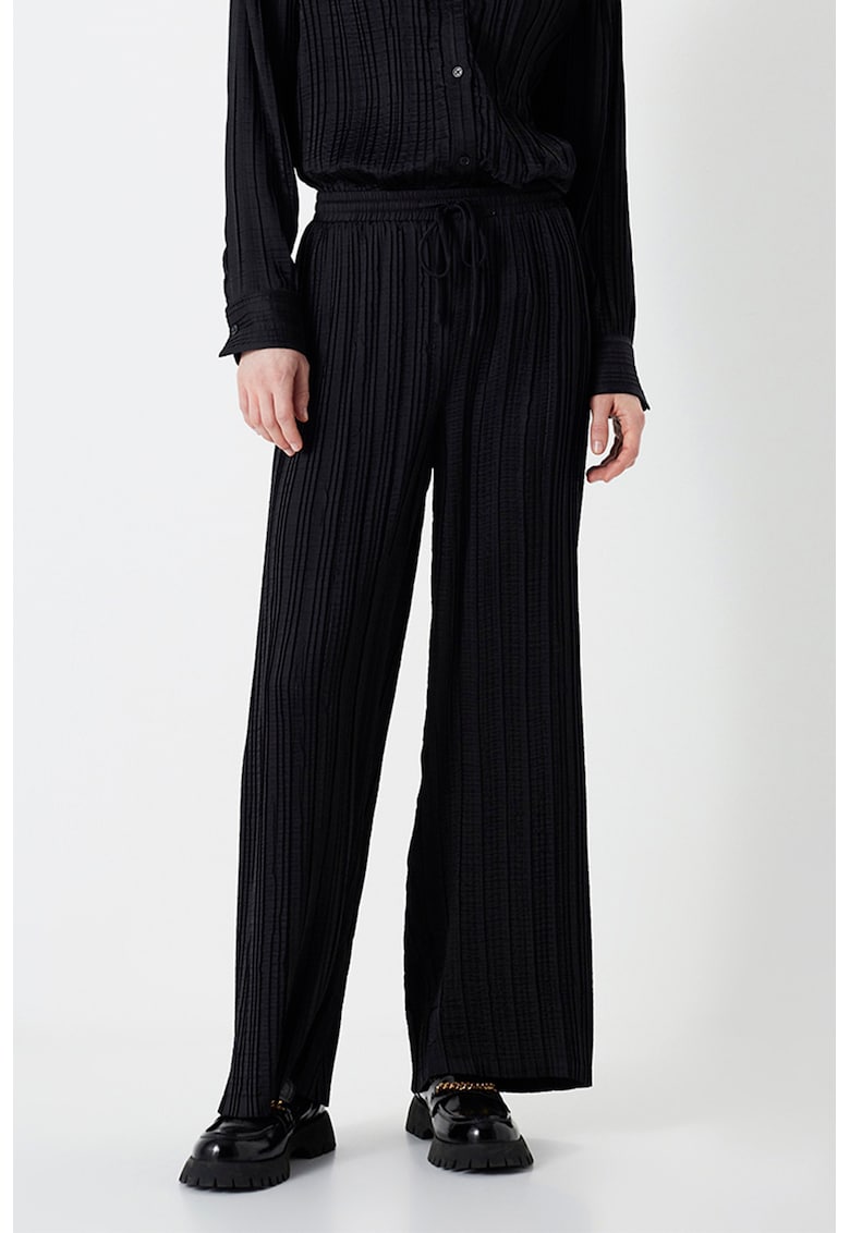 Pantaloni cu pliuri si snur