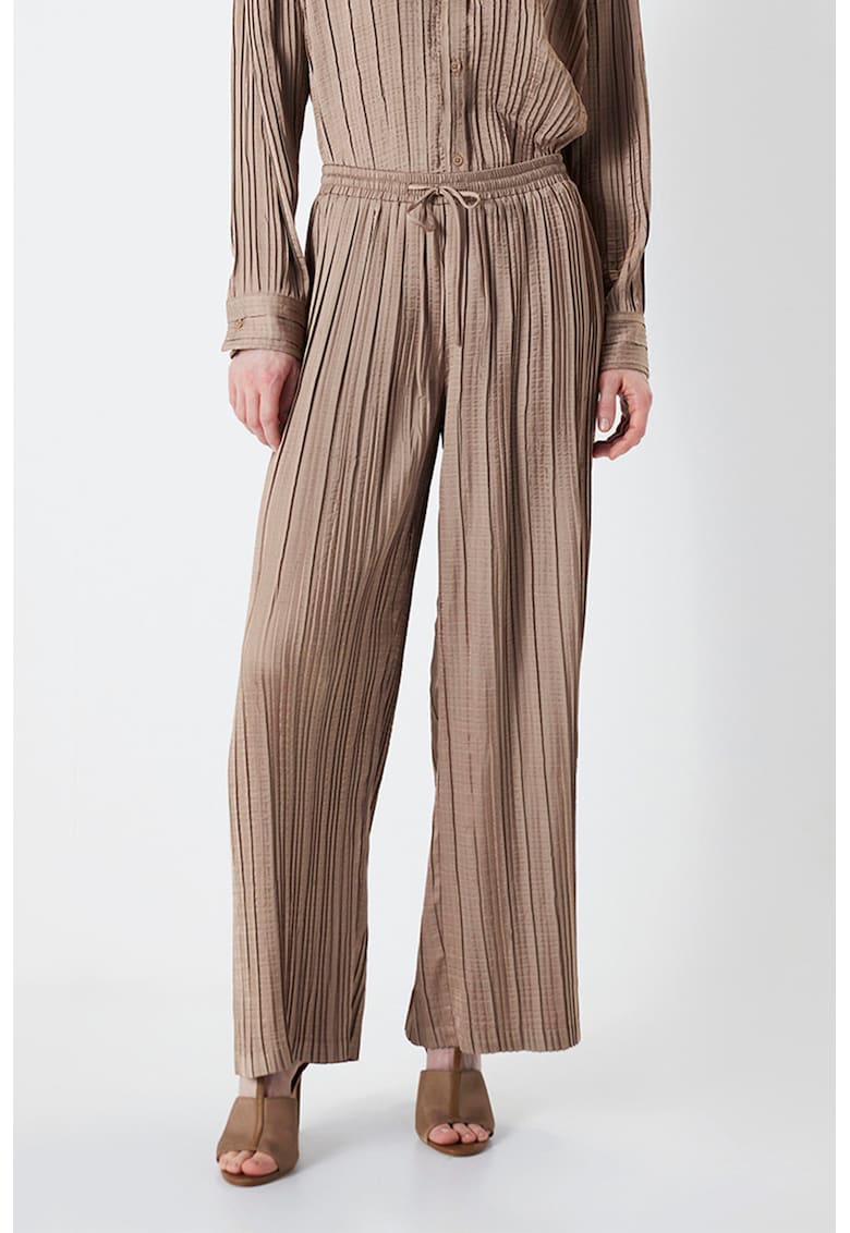 Pantaloni cu pliuri si snur