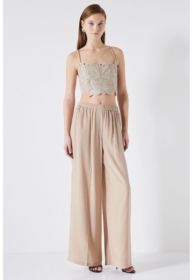 Pantaloni cu croiala ampla si talie elastica