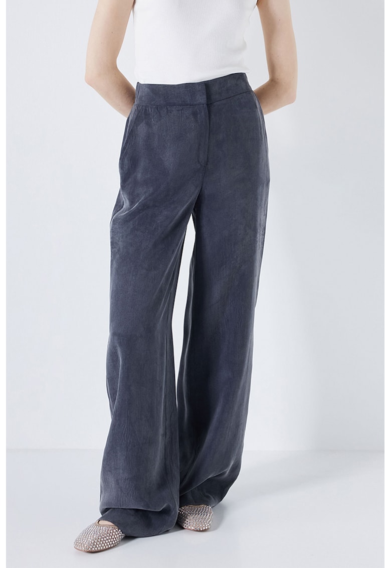 Pantaloni cu croiala ampla si aspect catifelat