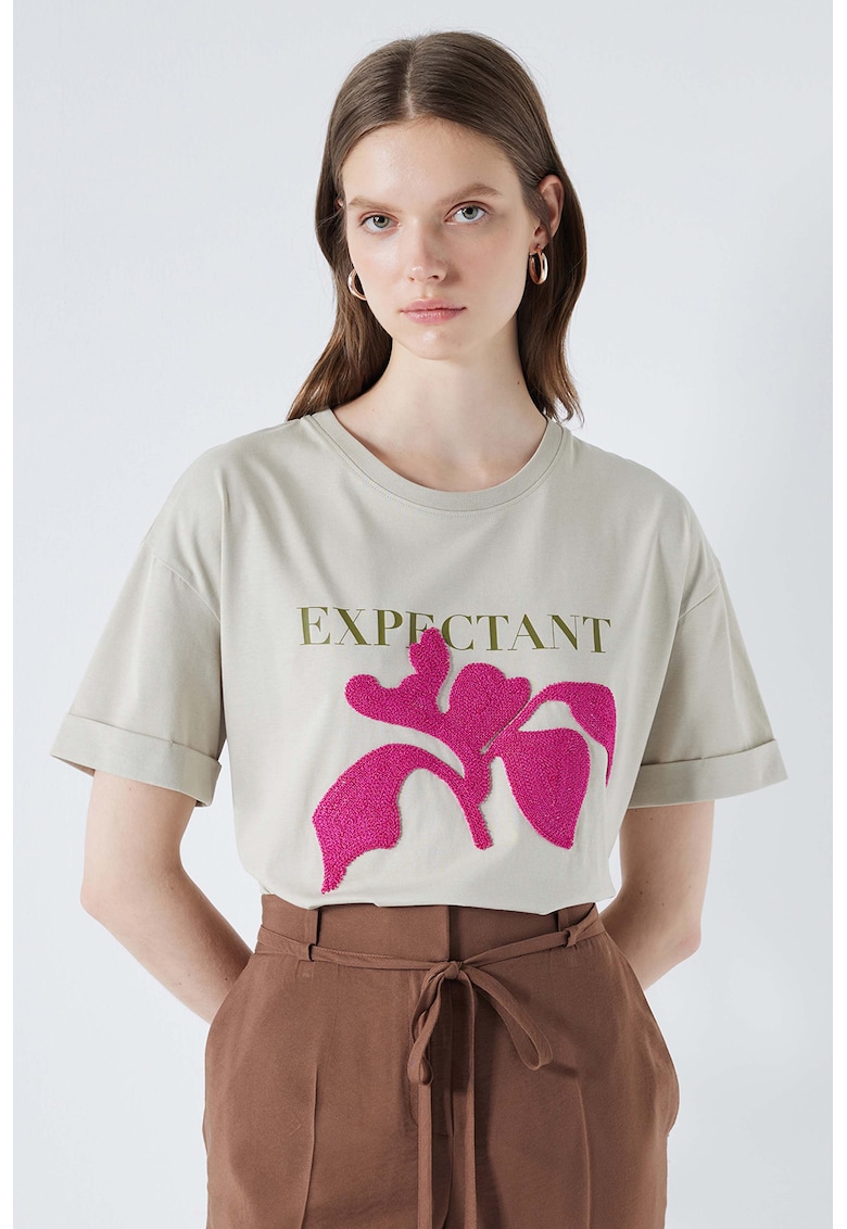 Tricou cu decolteu la baza gatului si imprimeu grafic