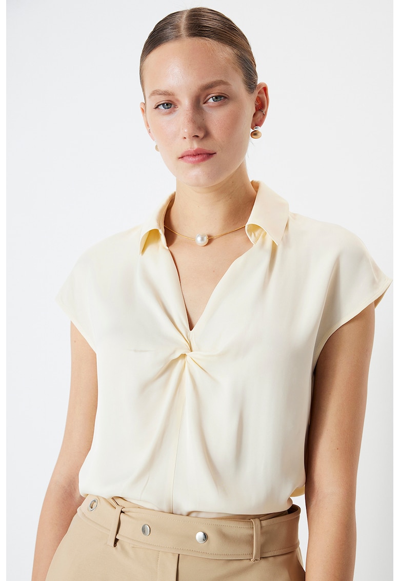 Bluza cu detaliu rasucit