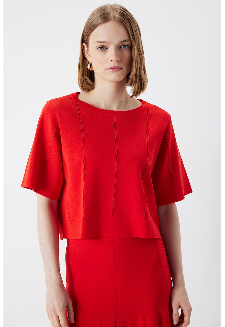 Tricou cu perforatii liniare