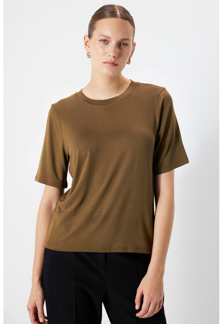 Tricou cu decolteu la baza gatului si model uni