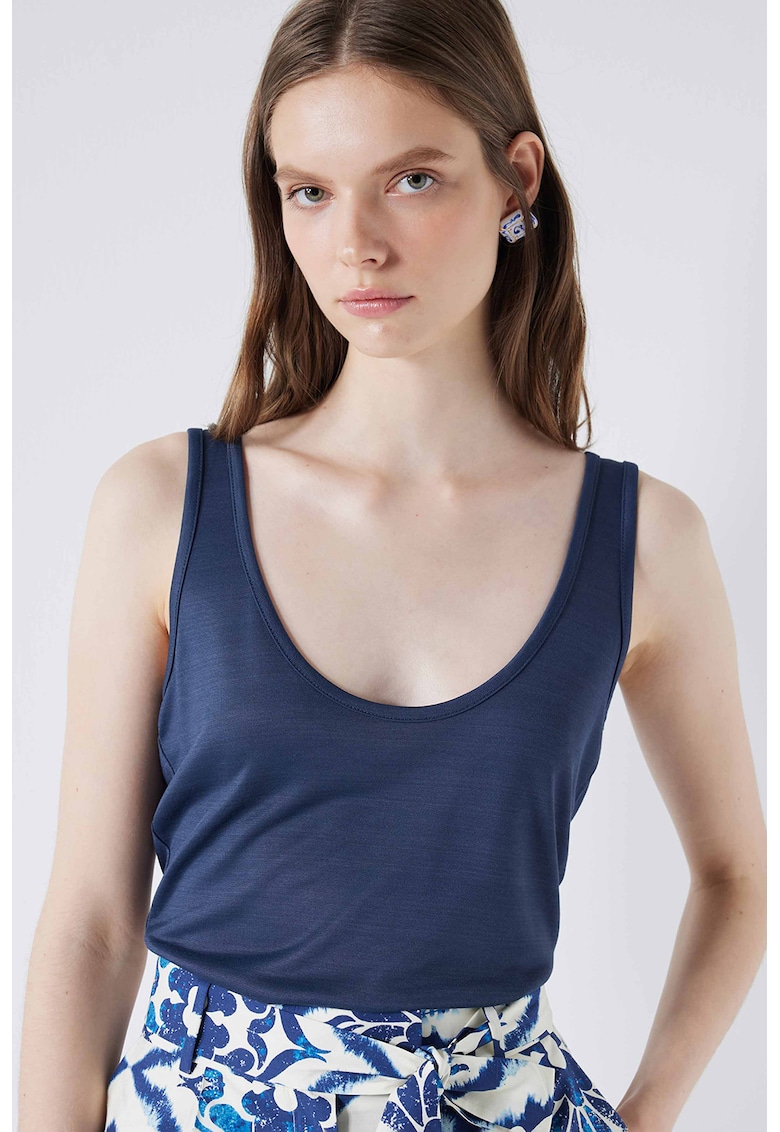 Top cu model uni si decolteu rotund