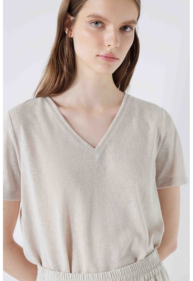 Tricou cu model uni si decolteu in V