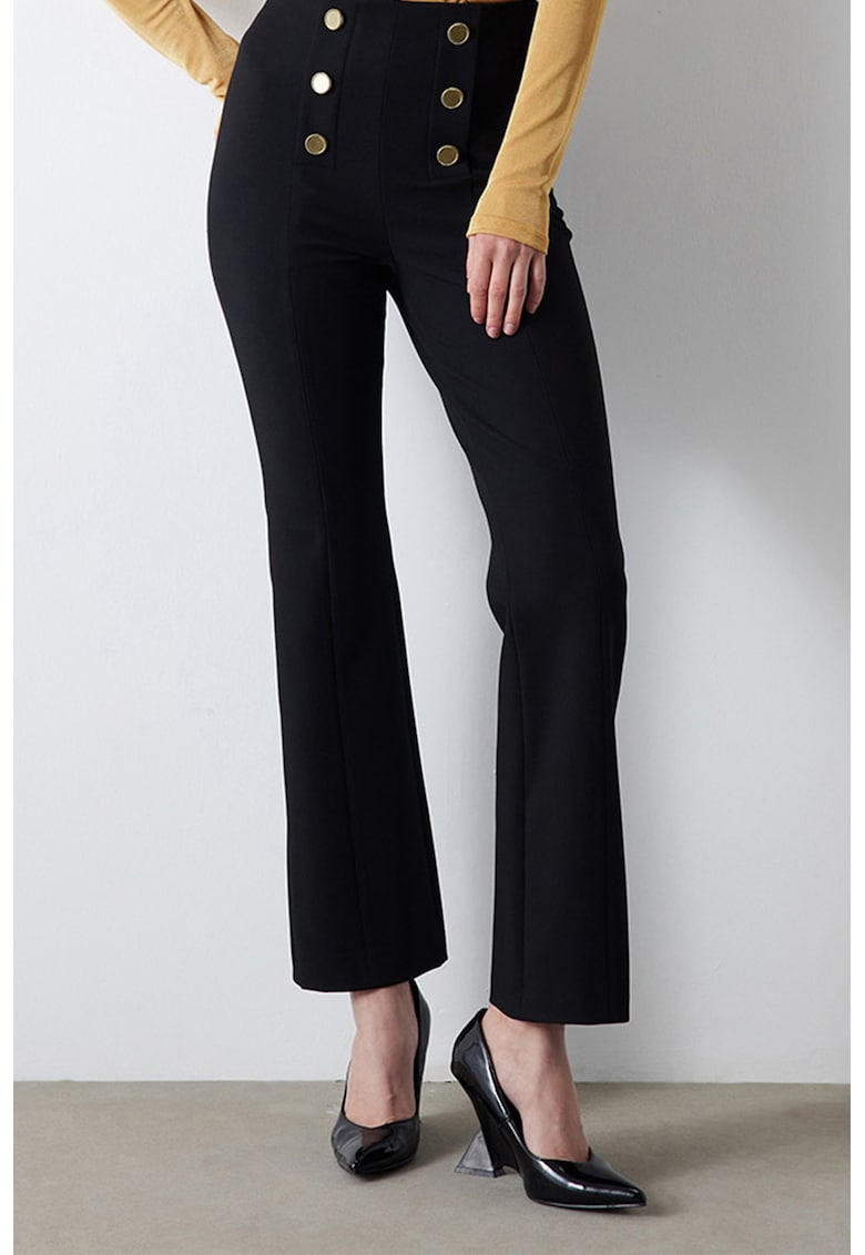 Pantaloni cu nasturi decorativi Pantaloni cu nasturi decorativi