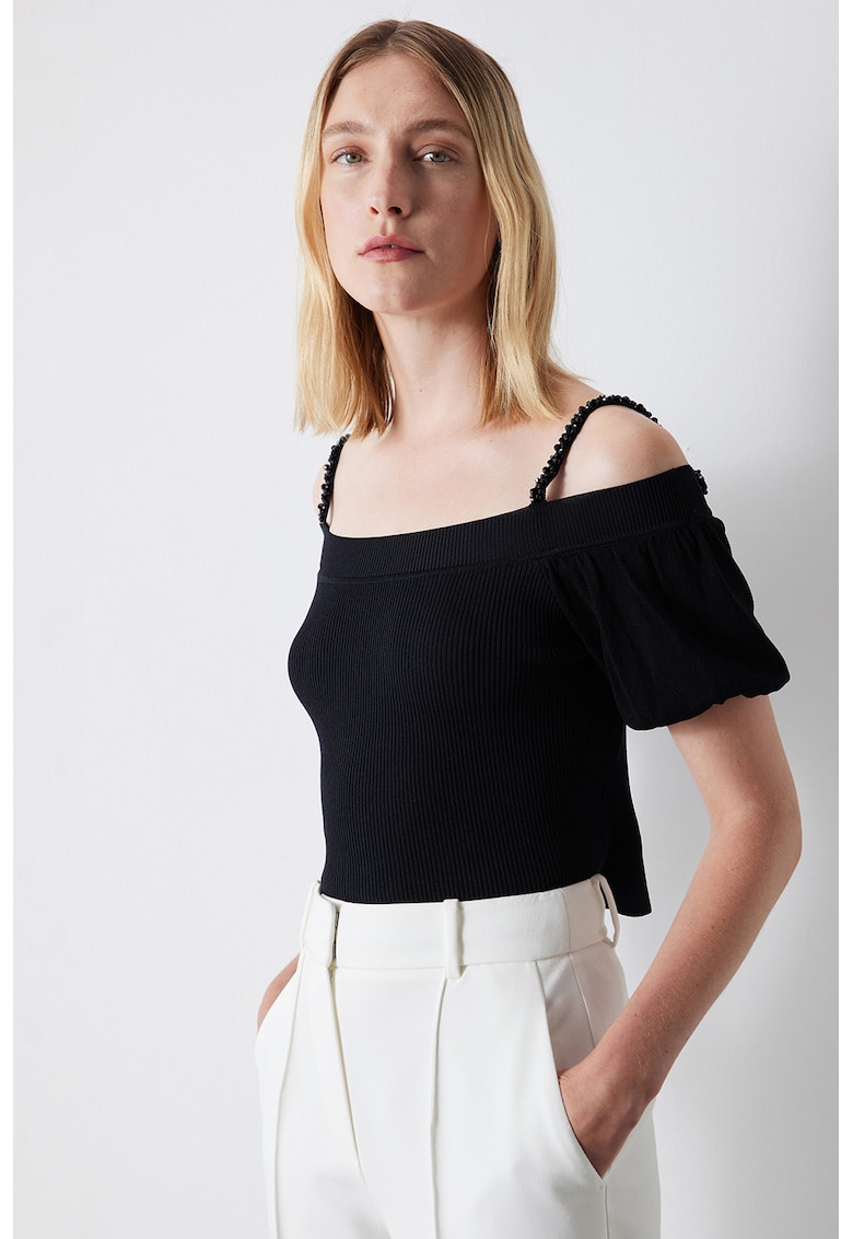 Bluza cu decupaje pe umeri si aplicatii cu strasuri