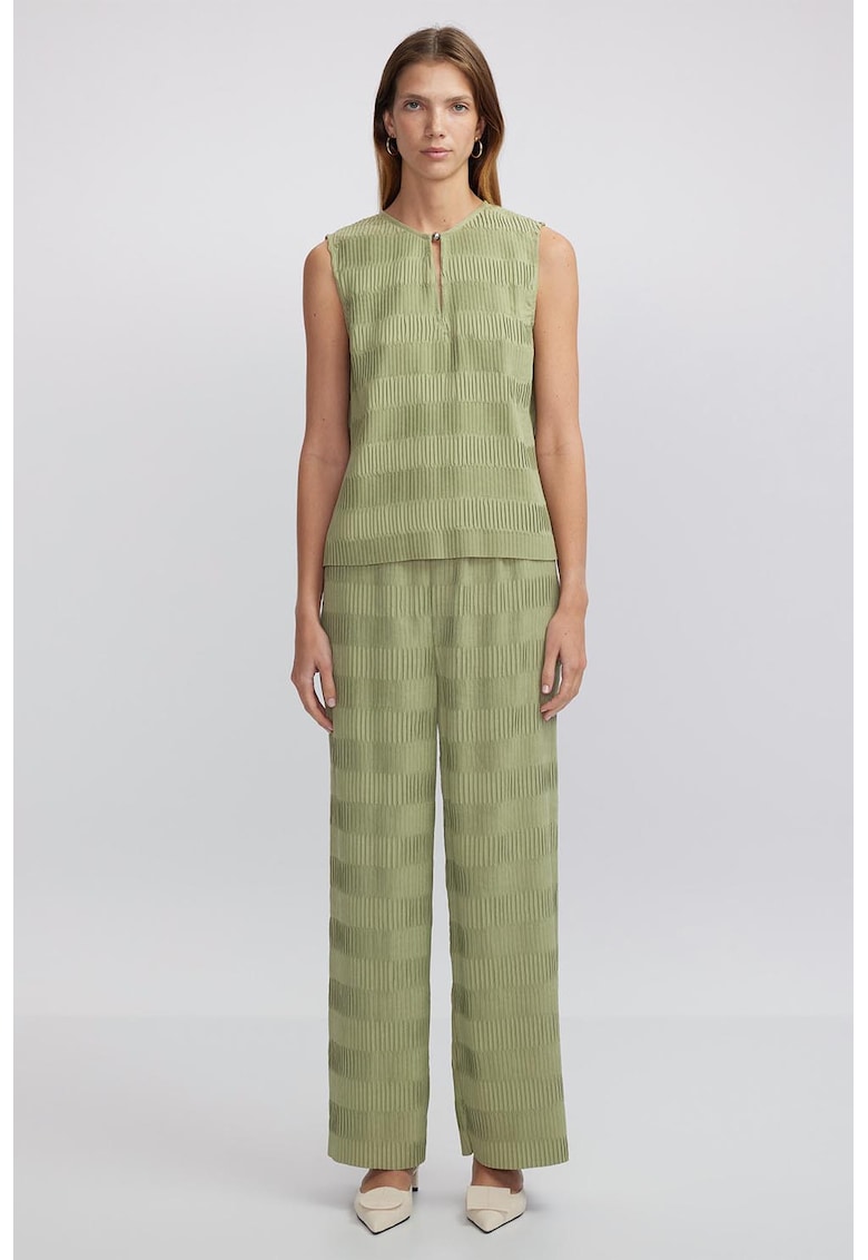 Pantaloni cu aspect texturat si talie inalta